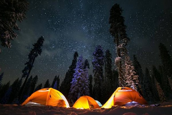 Quels sont les bienfaits du camping naturiste lors de voyages en pleine nature ?